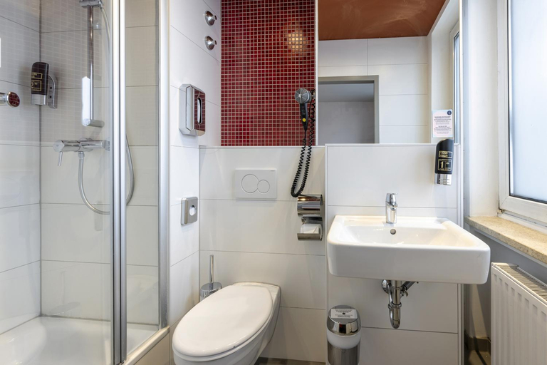 Bathroom 4, MEININGER Hotel Munchen Zentrum, München