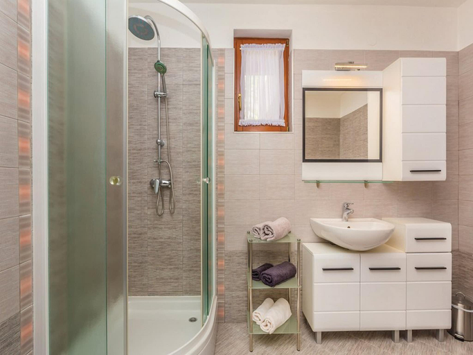Bathroom 3, Cesarica Apartments, Karlobag