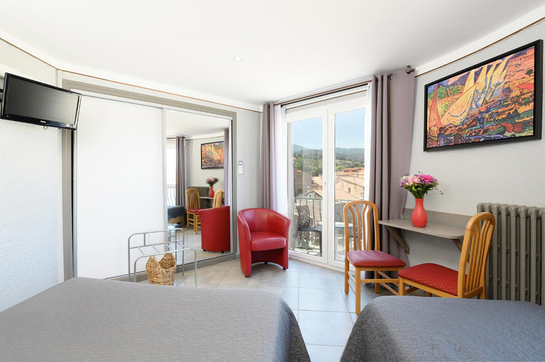 Bedroom 2, Hotel Triton, Pyrénées-Orientales