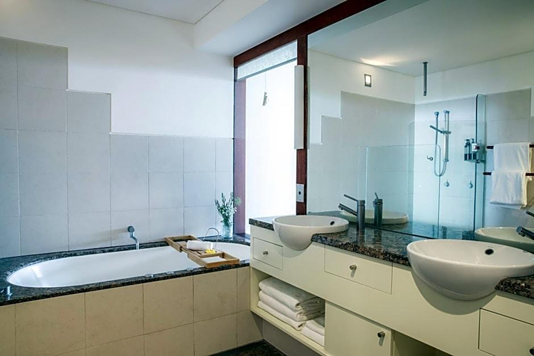 Bathroom 4, Beach Suites, Byron