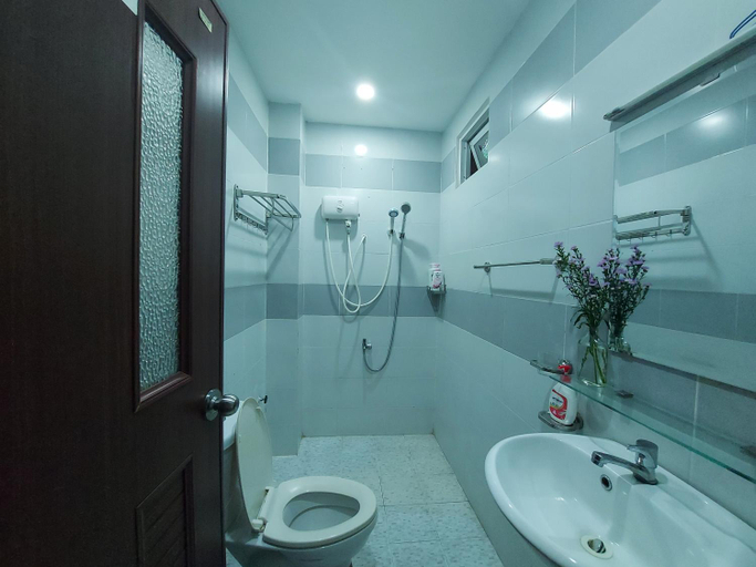 Bathroom 4, Northern hostel 2 - Bui Vien Walking Street, District 1