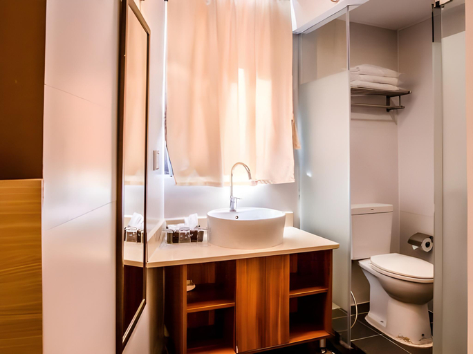 Bathroom 4, Chiang Roi 7 Days Inn, Muang Chiang Mai