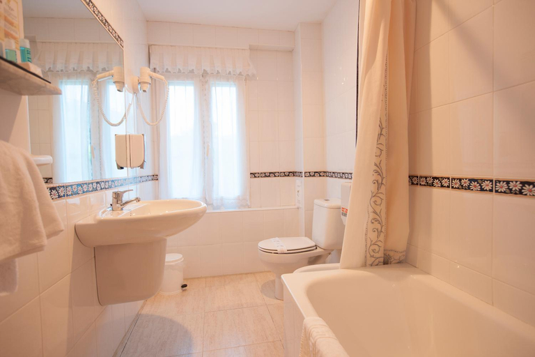 Bathroom 4, Hotel El Refugio 3 estrellas, Cantabria