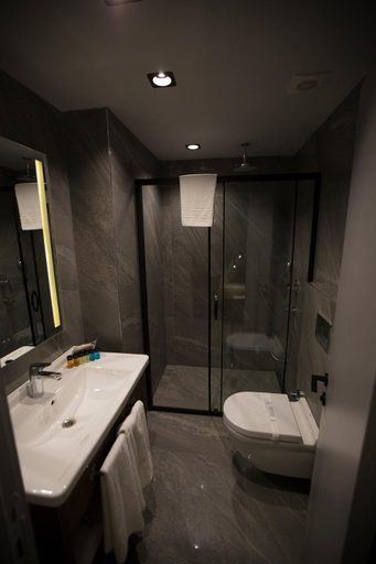 Bathroom 4, Emen'S Otel, Konak
