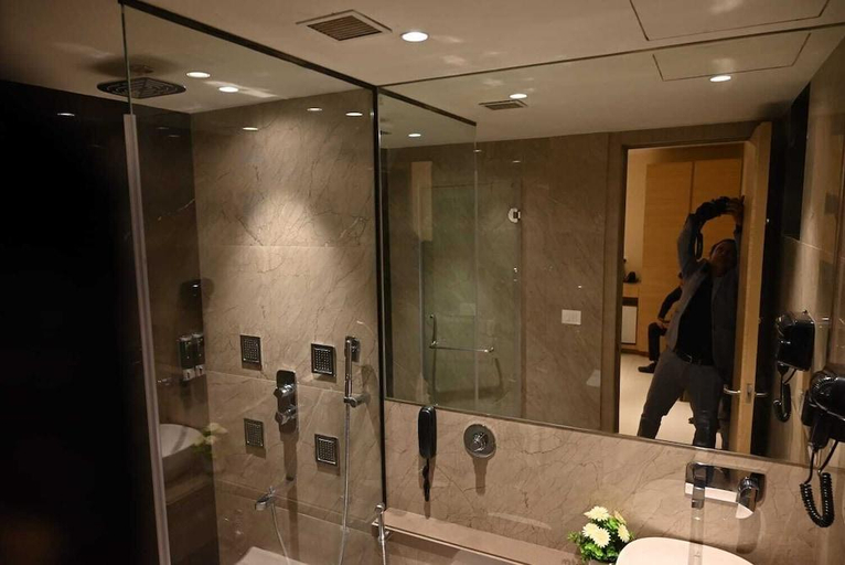 Bathroom 3, All Seasons, Lucknow