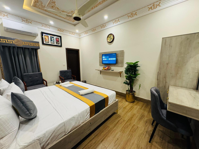 Shared lounge/TV area, Hotel Breezy, Lahore