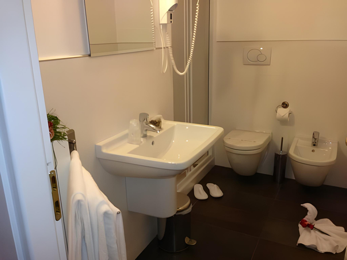 Bathroom 5, Hotel Adler, Bergamo