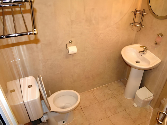 Bathroom 4, Yardley Manor Hotel, Torbay