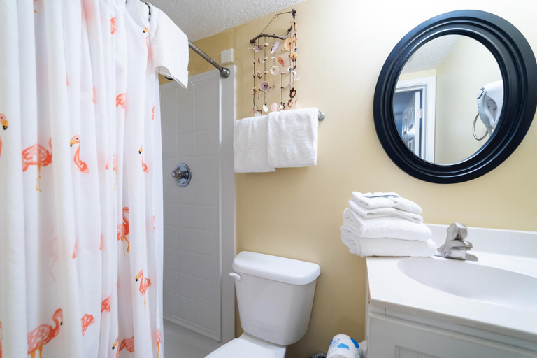 Bathroom 3, Tradewinds 1103, Baldwin