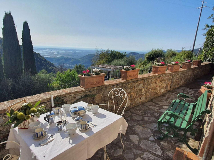 Food & Drinks, Stone House in Chiatri with Lake Views, Lucca