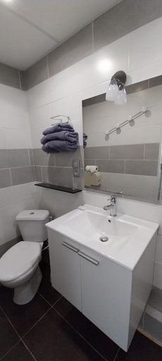 Bathroom 2, Hotel L'Oustalet, Pyrénées-Orientales