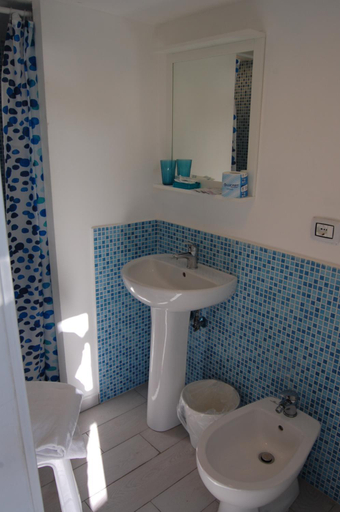Bathroom 5, Villaggio Residence Nettuno, Napoli