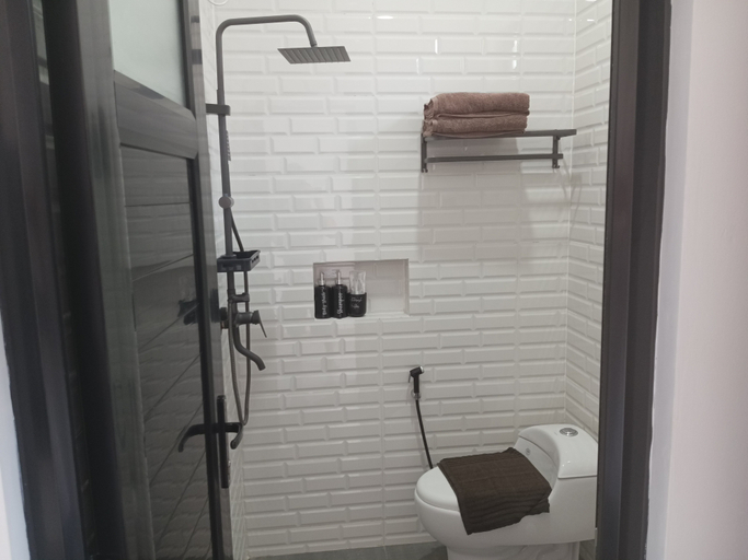 Bathroom 4, Kostel 77 Jepara, Jepara