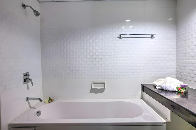 Bathroom 4, The Greenery Central Suites, San Sai