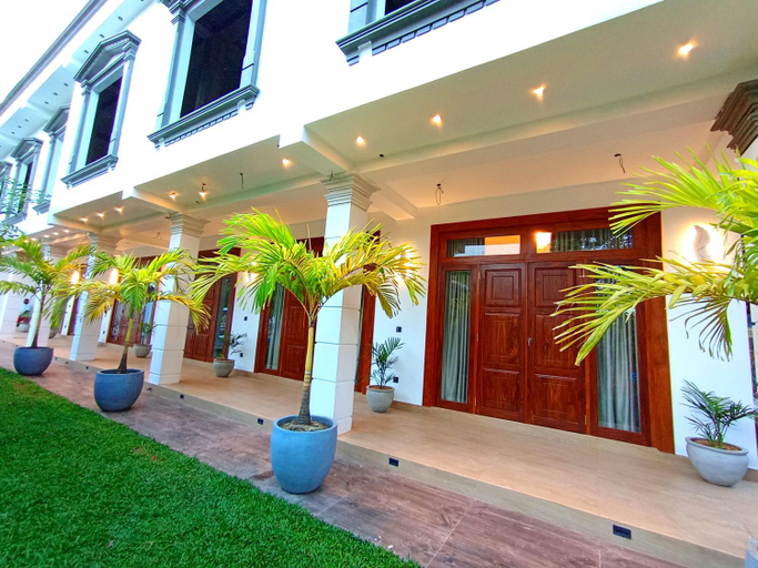 Exterior & Views