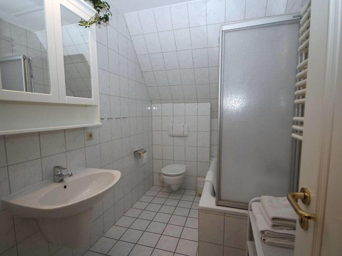 Bathroom, On the old river Modern retreat, Rostock