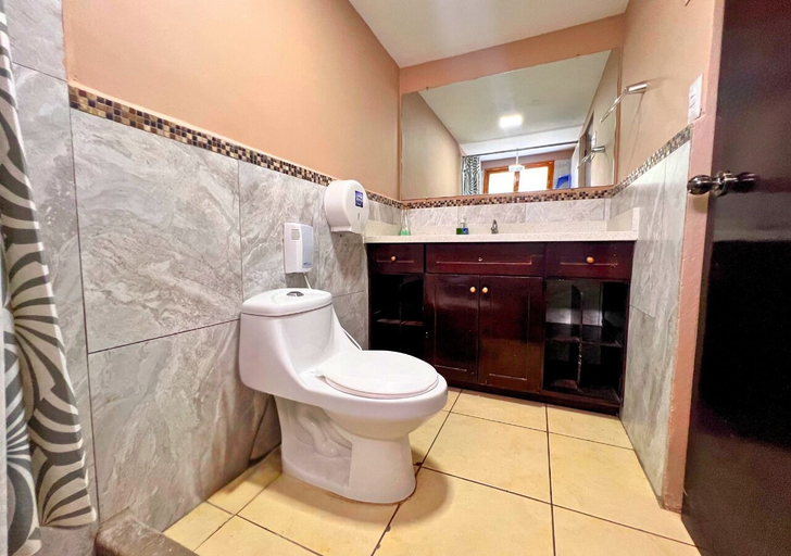 Bathroom 4, Quinta del Carmen, La Libertad