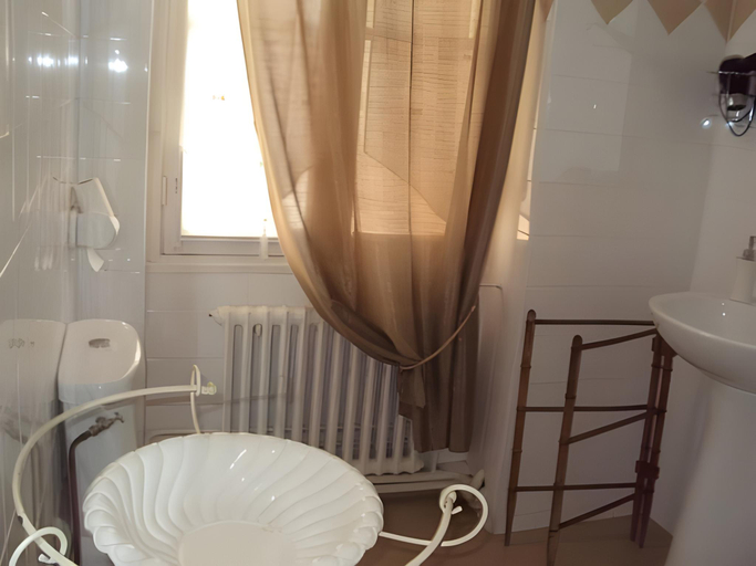 Bathroom 3, Hotel des Remparts, Lot-et-Garonne