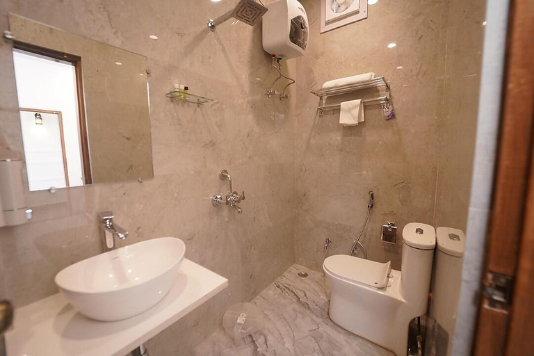 Bathroom 3, Oscar Grand Inn, Lucknow