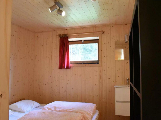 Bedroom 2, Spacious 8-Bedroom Chalet, Luxembourg