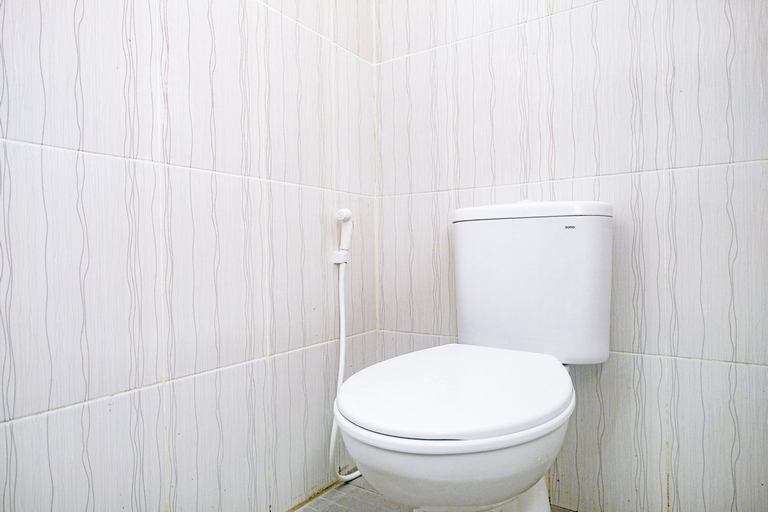 Bathroom 4, RedDoorz near Alun Alun Klaten, Klaten