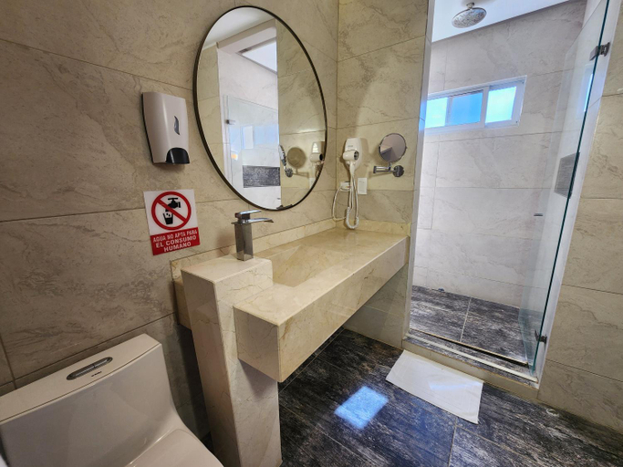 Bathroom 3, Hotel Covemar, Tolú
