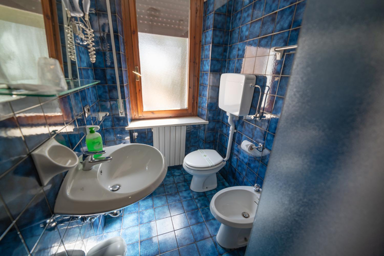 Bathroom 4, Hotel Siros, Verona
