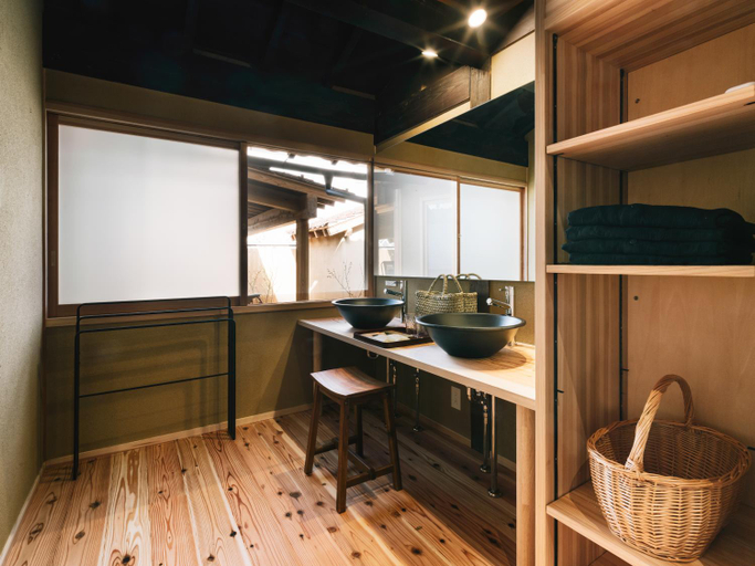 Bathroom 4, RITA Unnan Yoshida, Unnan