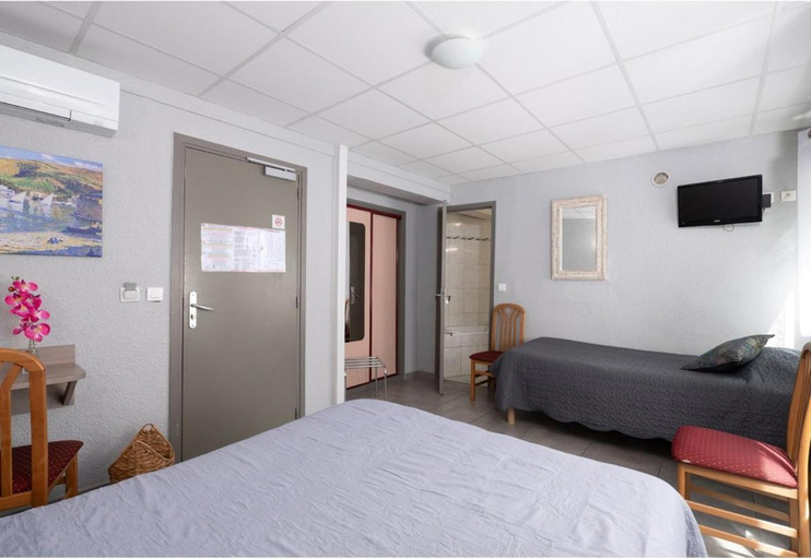 Bedroom 2, Hotel Triton, Pyrénées-Orientales
