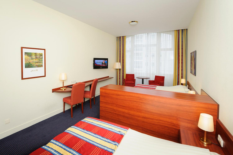 Bedroom 2, Boulevard Hotel Scheveningen, The Hague