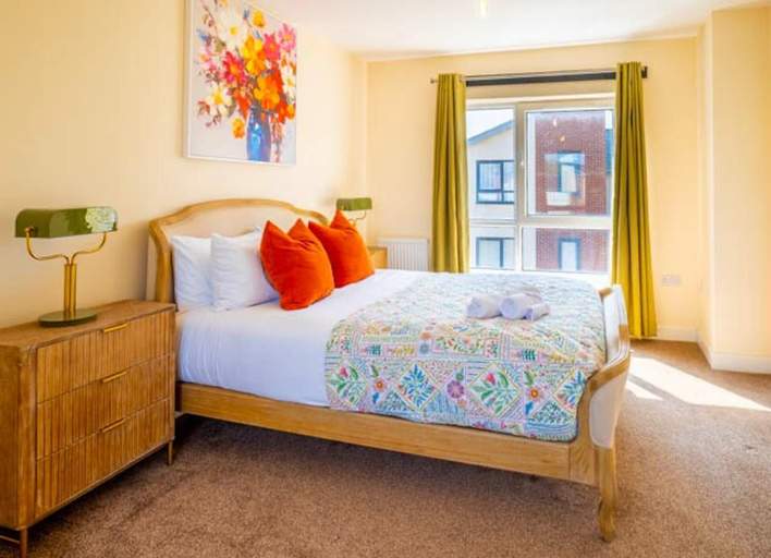 Bedroom 4, 14 Guests-6 Bedroom House, Free Parking, Milton Keynes
