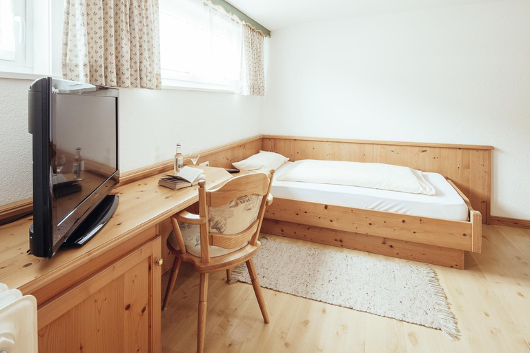 Bedroom 2, KAISERS das kleine Stadthotel, Oberallgäu