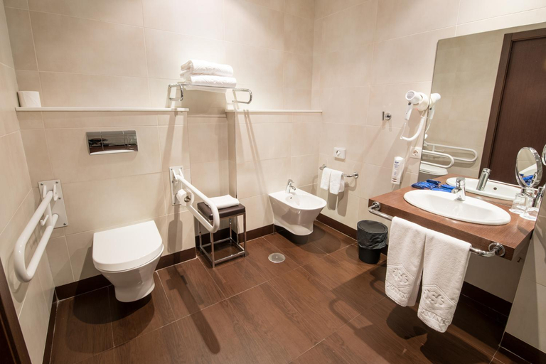 Bathroom 3, Abad San Antonio, León
