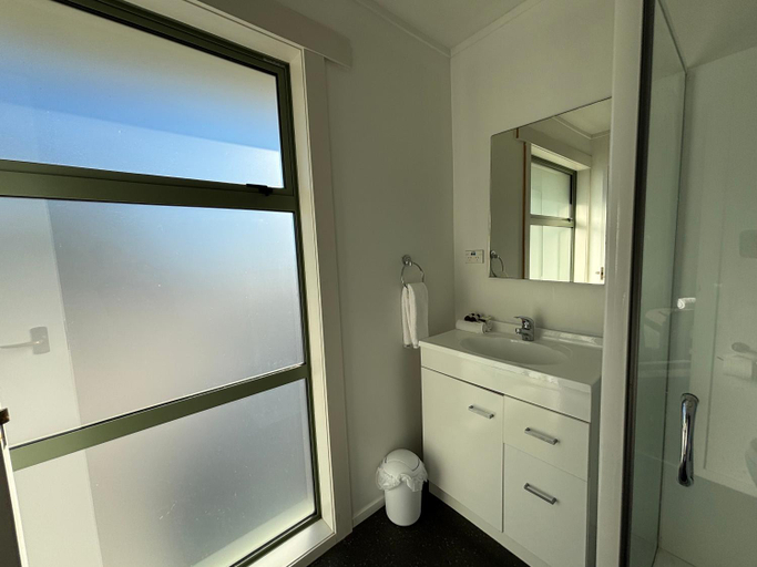 Bathroom 5, Leopard Hotel, Central Hawke's Bay