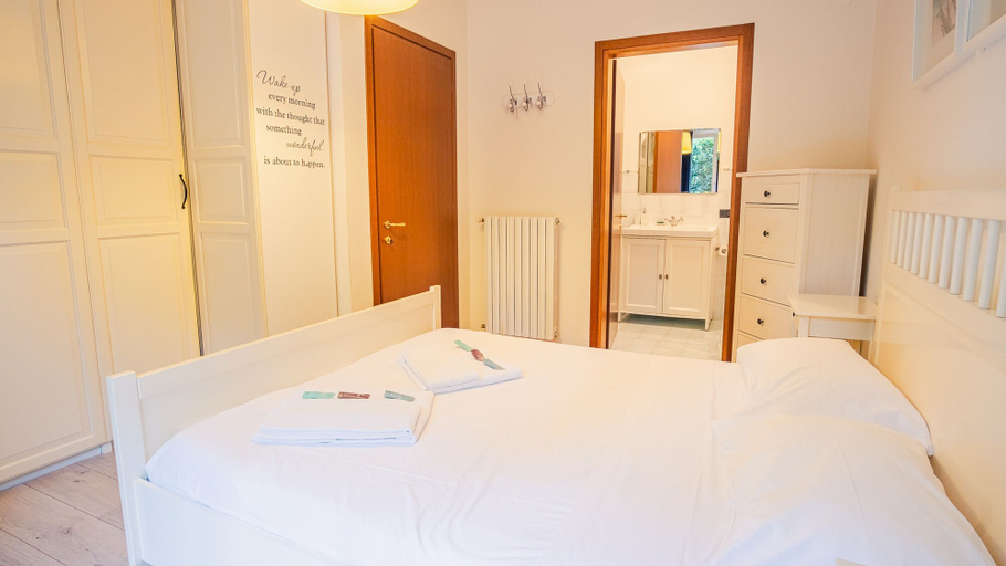 Bedroom 2, La Terrazza sul Lago - Italian Homing, Brescia