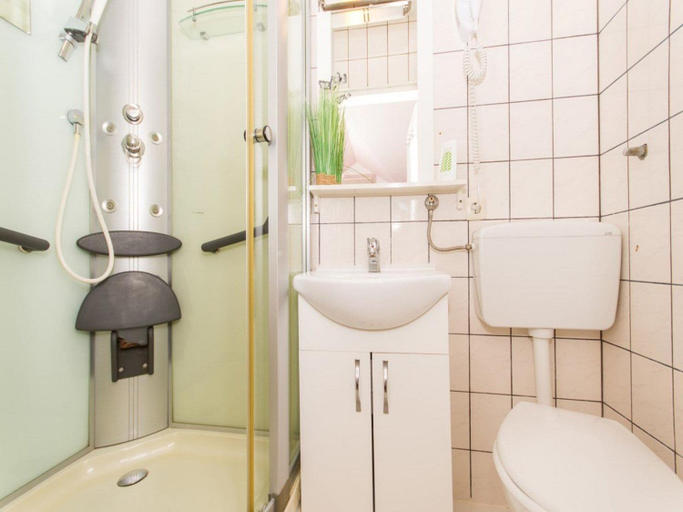 Bathroom 4, Villa Stil - Two Bedroom Apartment with Balcony and Sea View 203 President, Okrug