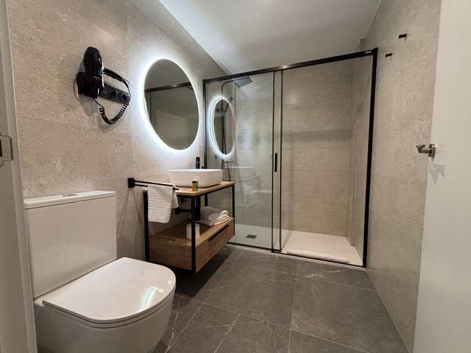 Bathroom 4, Arenal Rooms Bilbao, Vizcaya