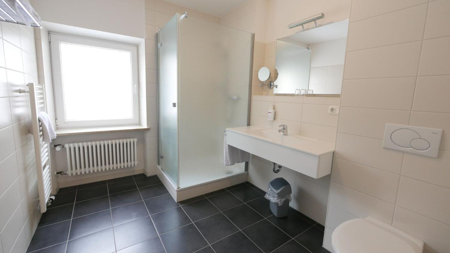 Bathroom 3, Hotel & Brauerei-Gasthof Neuwirt, Neuburg-Schrobenhausen