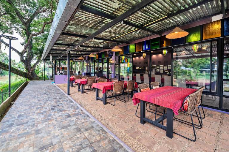 Food & Drinks 2, Baannamping Riverside Village, Hang Dong