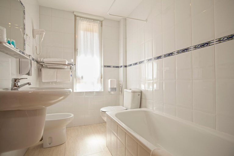 Bathroom 3, Hotel El Refugio 3 estrellas, Cantabria