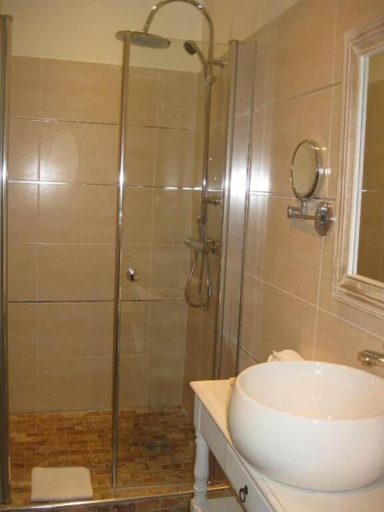 Bathroom 4, Hotel l'Amphitheatre, Gard