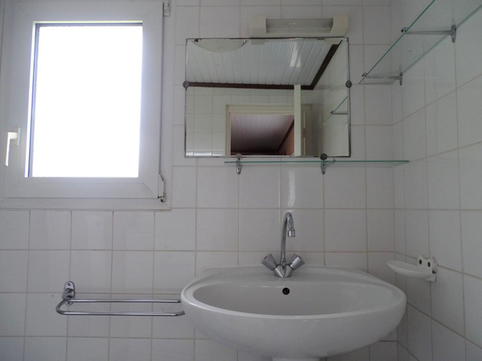 Bathroom 3, House in Brittany near Coastal Hiking Trail, Finistère