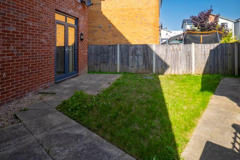 Exterior & Views 2, 14 Guests-6 Bedroom House, Free Parking, Milton Keynes