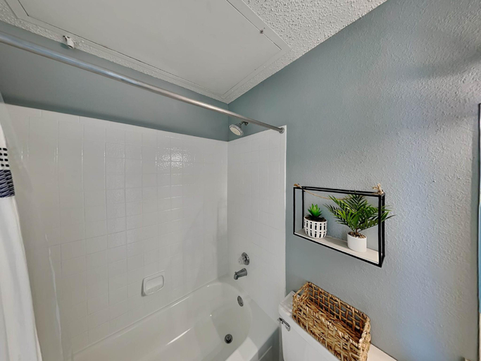 Bathroom 4, Toes In The Water II, Nueces