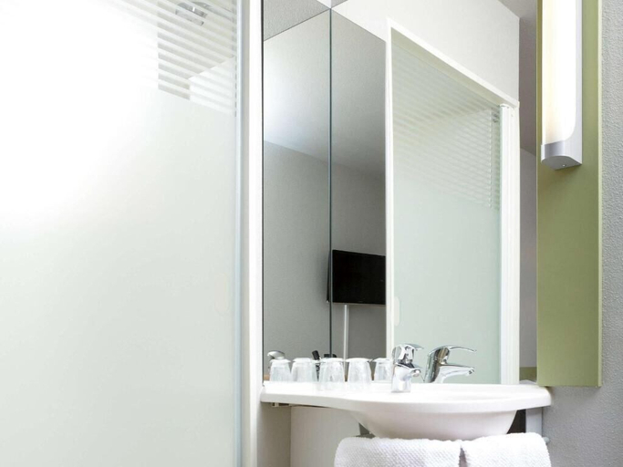 Bathroom 4, Hotel Ibis Budget Lyon Est Chaponnay, Rhône