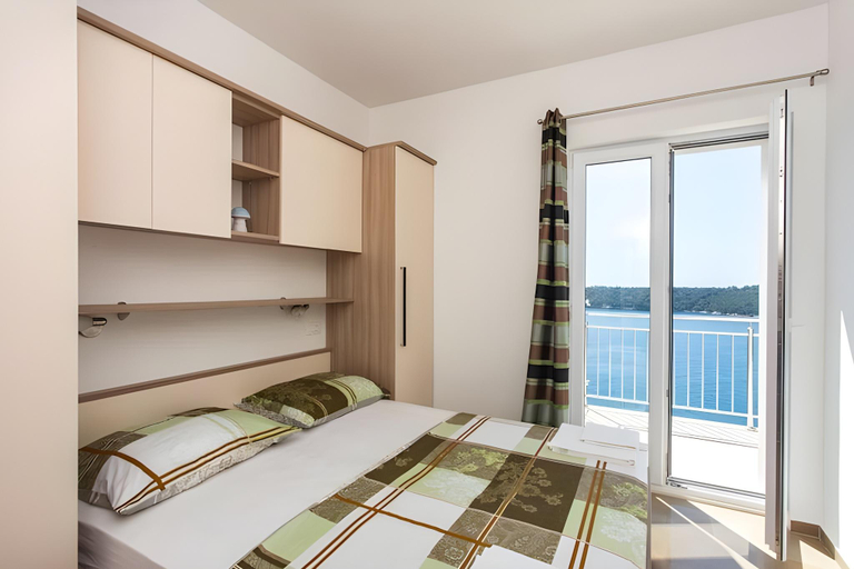 5, Apartments Villa Ari - Deluxe Three Bedroom Apartment with Balcony and Sea View Second Floor, Dubrovnik