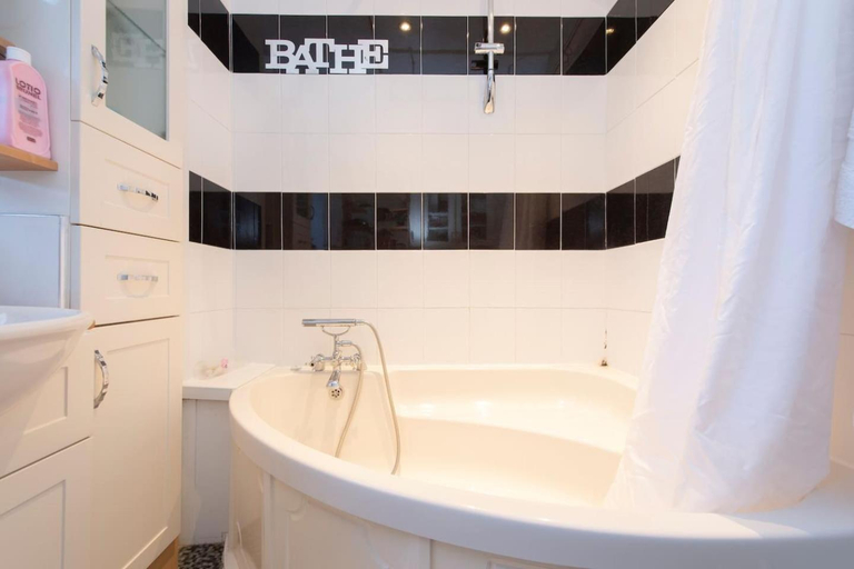 Bathroom, Oasis 77, London