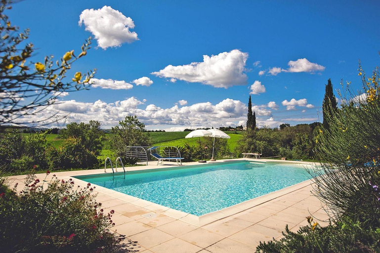 Sport & Beauty 2, Country House in Monterado with Pool, Ancona