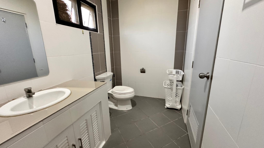 Bathroom 3, Elly's Home. Convenience & Serenity, Muang Chiang Mai