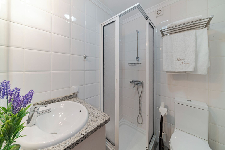 Bathroom 4, Theo's House, Calheta